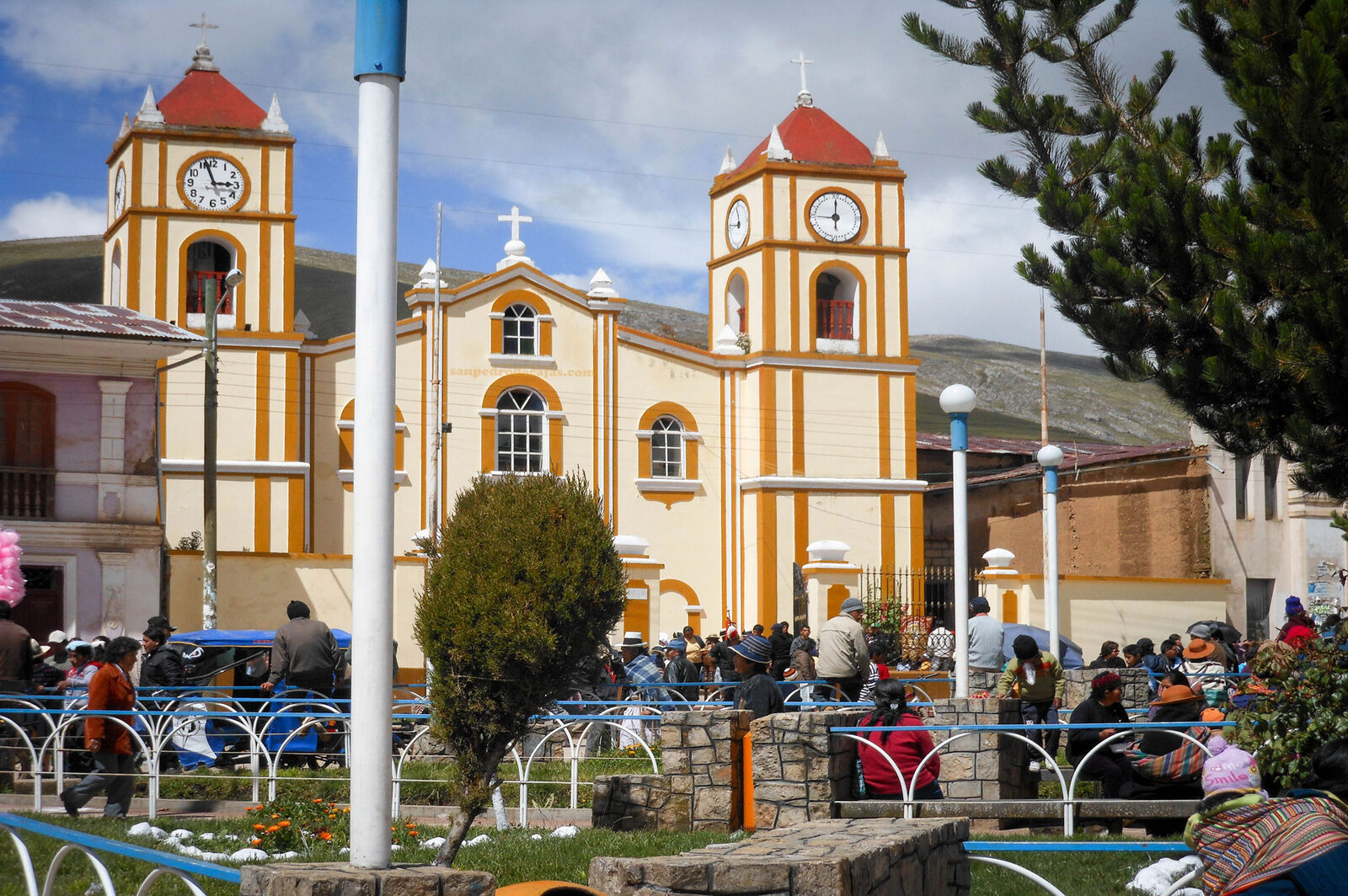 Plaza Principal de San Pedro de Cajas en proceso de remodelación